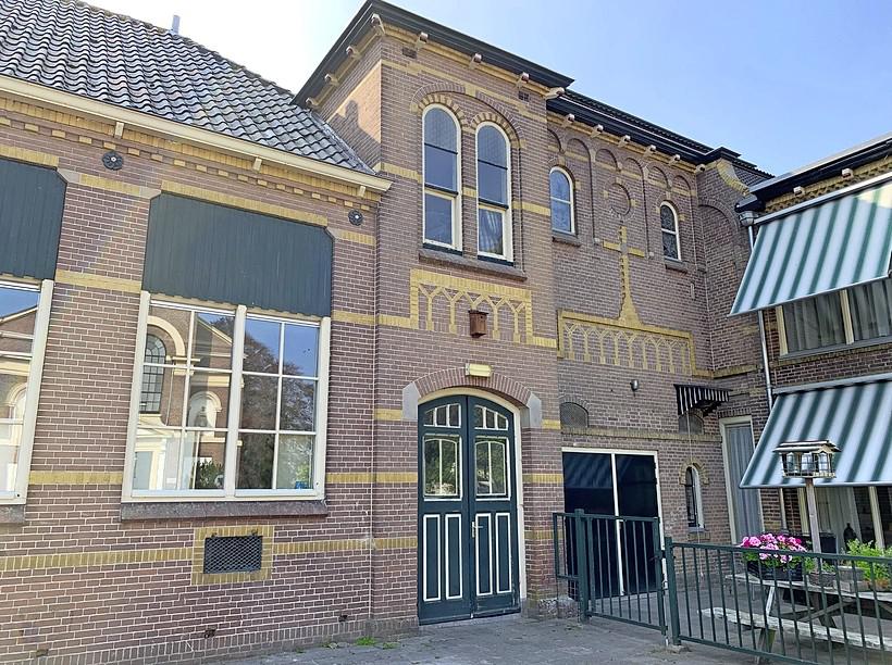 Zusterschool Westwoud blijft behouden, appartementen komen nu langs katholieke begraafplaats